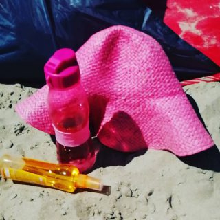De basics voor een dagje strand als je zwanger bent : water, zonnebrand en een hoed. De laatste om een zgn zwangerschapsmasker te voorkomen.
☀️🌡️
#hitteplan #zwanger #nijmegen #zwanger024 #hitte #zwangerschapsmasker #genietvanhetmooieweer